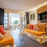 L'esquinade - J4236 By Interhome *